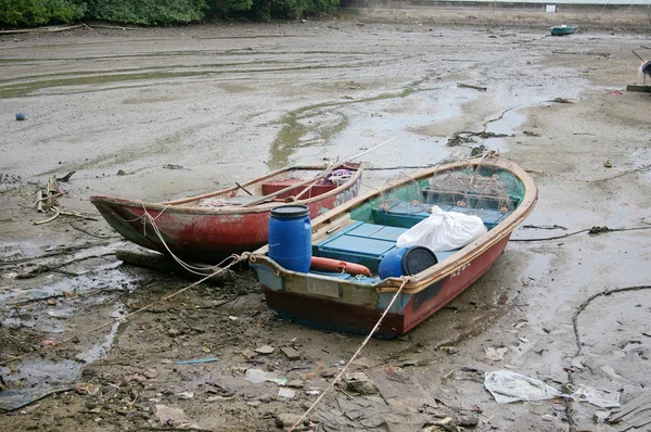 Лодки вдоль побережья — стоковое фото