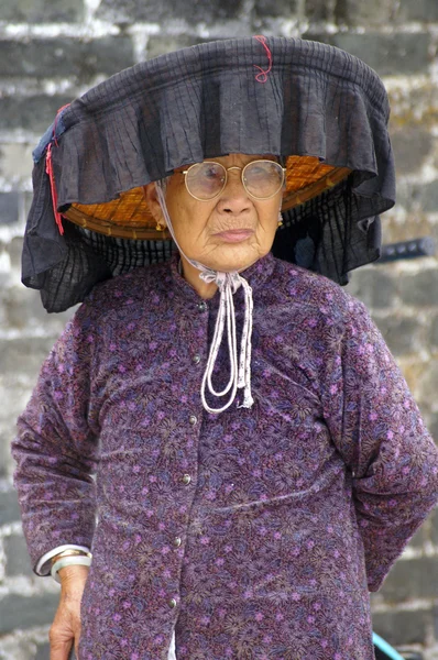 A Hakka old woman in Kat Hing Wai of Hong Kong — Stock Photo, Image