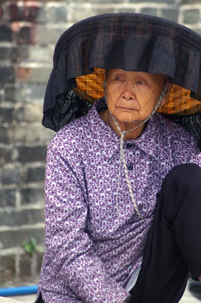 En hakka gammal kvinna i kat hing wai av hong kong — Stockfoto