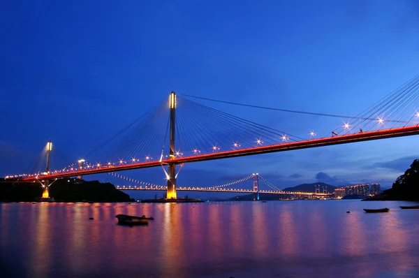 Мост Тинг Кау ночью в Гонконге — стоковое фото