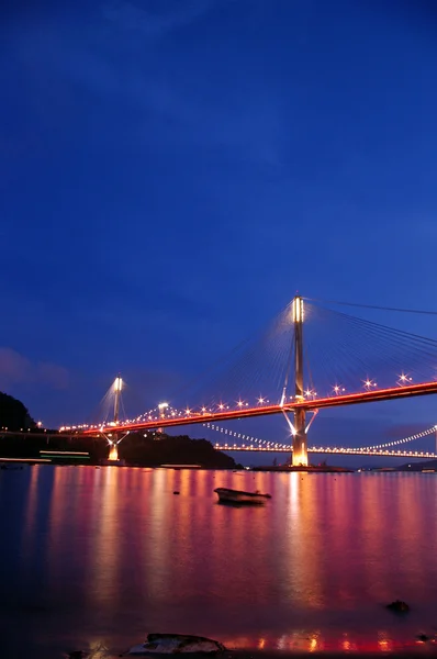 Ting ČJ bridge v noci v hong Kongu — Stock fotografie