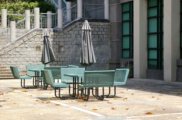 Chaires et tables à l'université — Photo