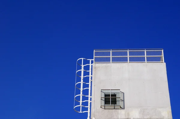 Beyaz Mavi gökyüzü altında bina — Stok fotoğraf