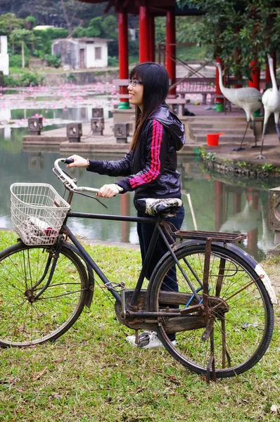 Ασιατική γυναίκα ποδήλατο ιππασία με χαμόγελο — Φωτογραφία Αρχείου