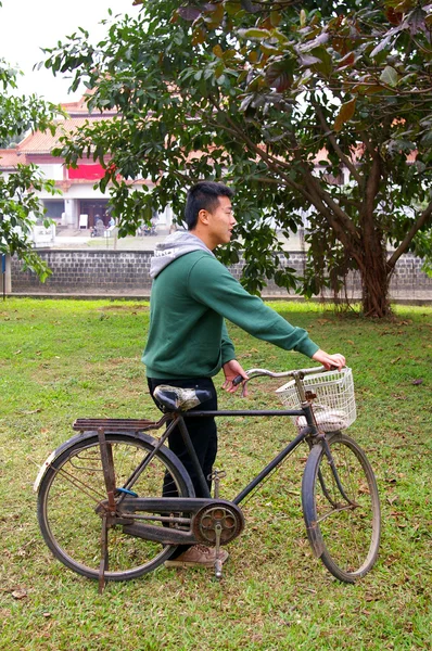 Азиат на велосипеде — стоковое фото