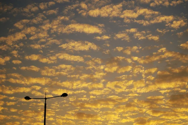 Gün batımında renkli bulutlar — Stok fotoğraf
