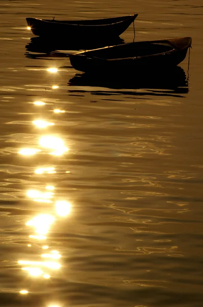 Boote über dem Ozean bei Sonnenuntergang — Stockfoto