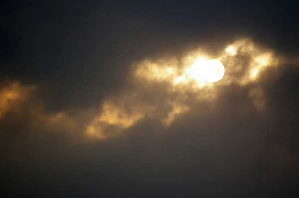 Soleil dans les nuages — Photo