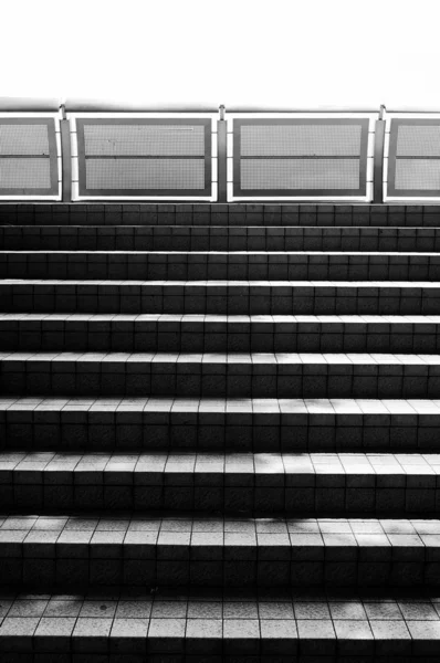 Svarta och vita trappor — Stockfoto