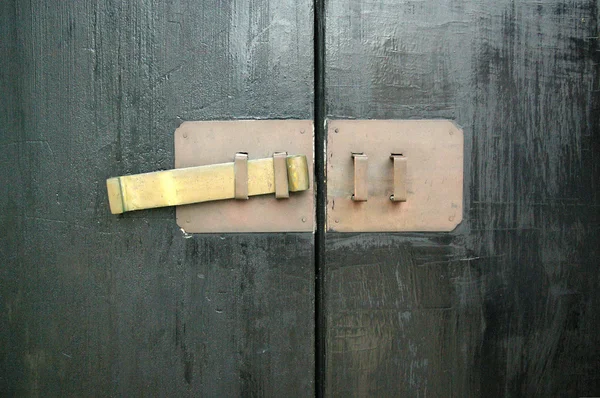 Porta chinesa verde e fechadura — Fotografia de Stock