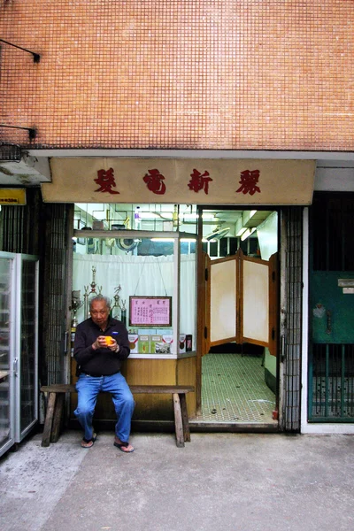 An old hair stylist in Hong Kong — Stock Photo, Image