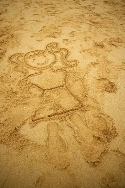 Fille dessin sur la plage — Photo