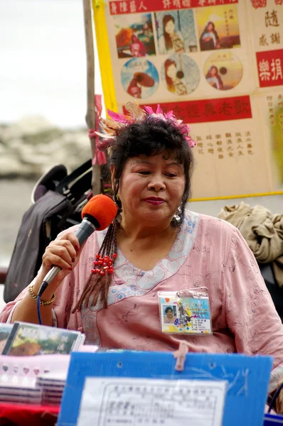 Γυναίκα τραγούδι κατά μήκος του δρόμου στην Ταϊπέι, Ταϊβάν — Φωτογραφία Αρχείου
