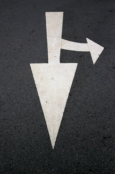 Перемещение вперед и повернуть налево знак — стоковое фото