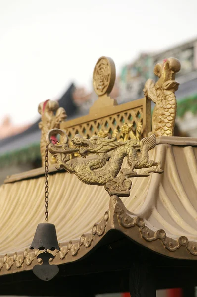 Chinese draak buiten een tempel — Stockfoto