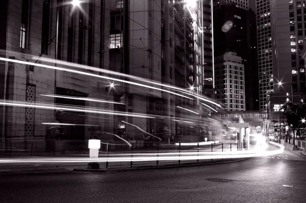 Hektisk trafik i hong kong på natten i svart och vitt — Stockfoto