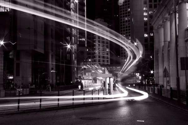 Trafik i hong kong på natten i svart och vit tonad — Stockfoto