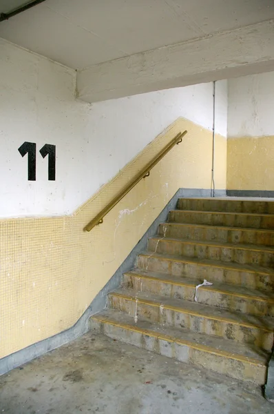 Alte Treppen in öffentlichen Wohnungen in Hongkong — Stockfoto