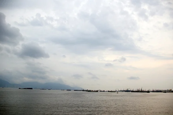 Landschap langs de kust in hong kong — Stockfoto
