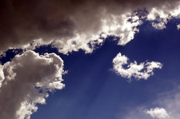Konstiga blå himmel bakgrund — Stockfoto