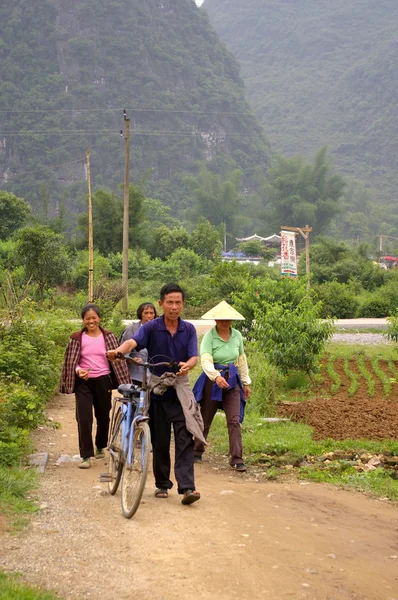 Des villageois chinois rentrent chez eux en Chine — Photo