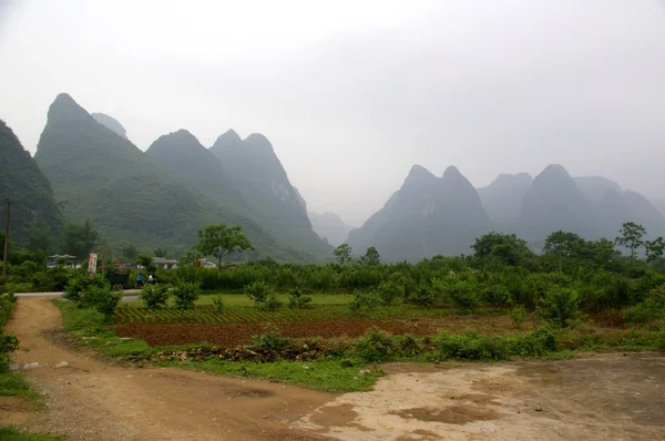 Bellissimo paesaggio montano carsico a Yangshuo Guilin, Cina — Foto Stock