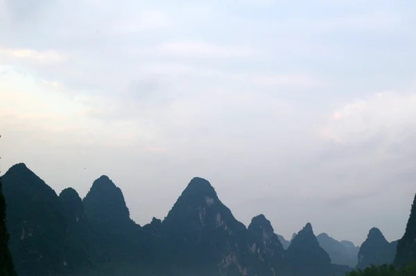 陽朔桂林、中国の美しいカルスト山の風景 — ストック写真