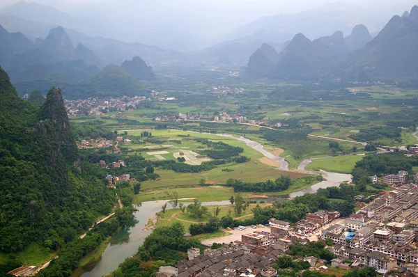 Καρστικών όμορφο ορεινό τοπίο στο yangshuo Γκιλίν, Κίνα — Φωτογραφία Αρχείου