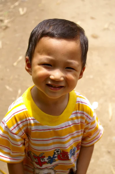 En söt och unga kinesiska pojke — Stockfoto