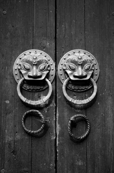 Siyah ve beyaz ses tonuyla Çin kapı — Stok fotoğraf