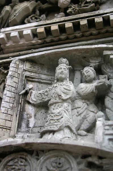 Китайская резьба снаружи храма — стоковое фото