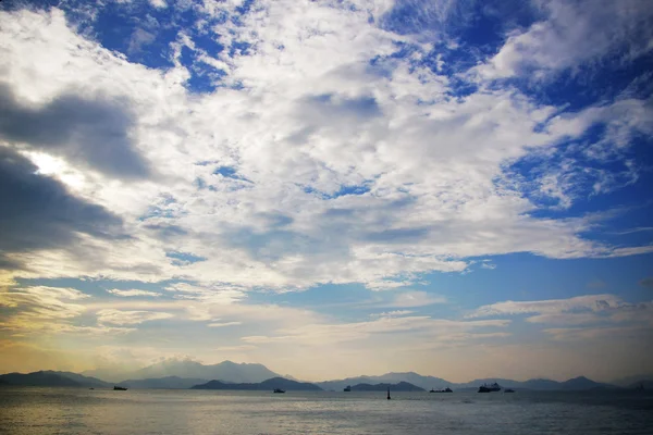 Mavi gökyüzünde bulutlar okyanus üzerinde hareketli — Stok fotoğraf