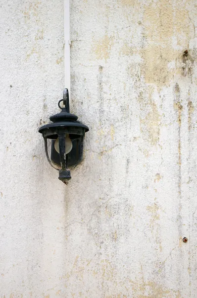 Белая лампа на стене — стоковое фото
