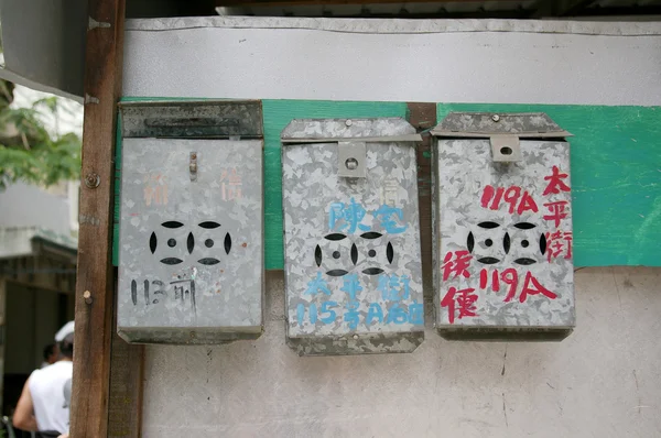 Китайские почтовые ящики висят на стене — стоковое фото