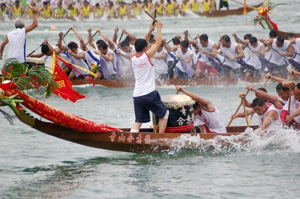 Змагання з веслуванн дракона в Hong Kong — стокове фото