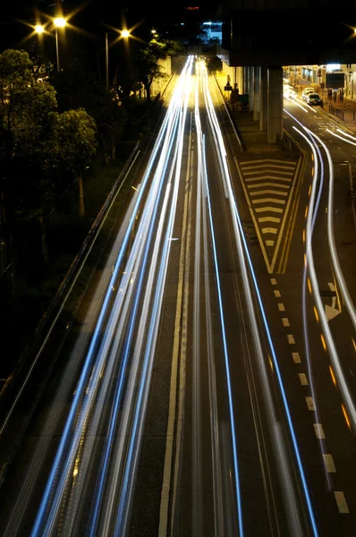밤에 곤봉을 타는 차들 — 스톡 사진