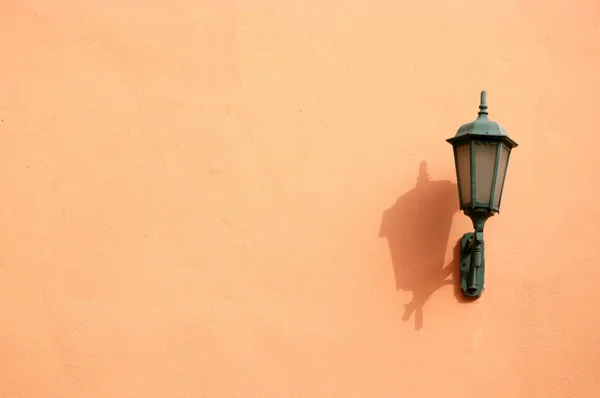 Orange lampa på väggen — Stockfoto