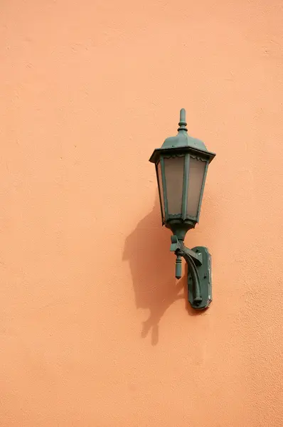 Lámpara naranja en pared —  Fotos de Stock