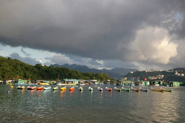 Прибрежный пейзаж со многими лодками — стоковое фото