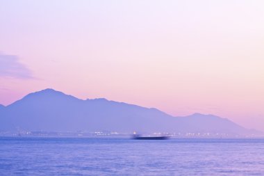 kıyı boyunca günbatımı sahne