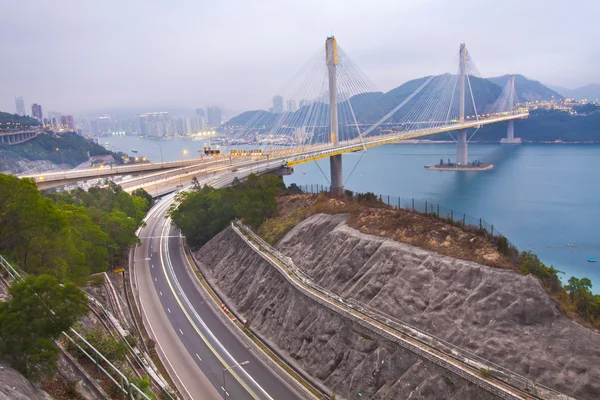 Мост Тин Кау на закате в Гонконге — стоковое фото