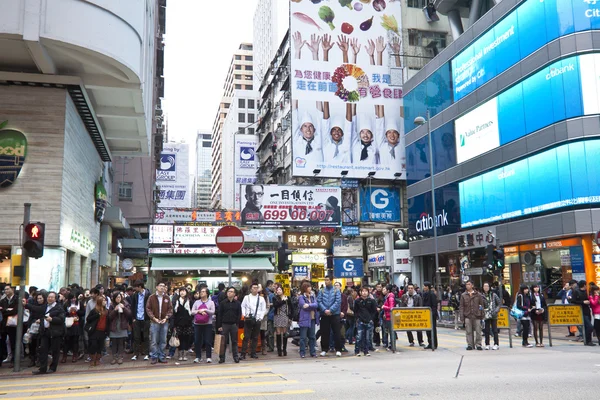 Belebte Straße in der Innenstadt von Hongkong — Stockfoto