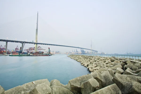Brücke mit Frachtschiffen in Hongkong am Tag — Stockfoto