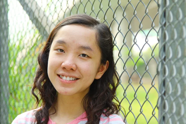 Asiatische Frau im Freien mit Lächeln — Stockfoto