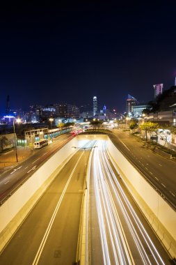 Geceleyin hong kong şehir merkezinde trafik