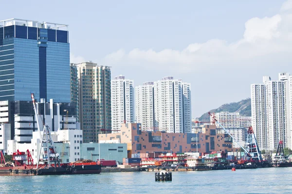 Bloki mieszkalne w Hong Kongu i łodzie rybackie na wybrzeżu — Zdjęcie stockowe
