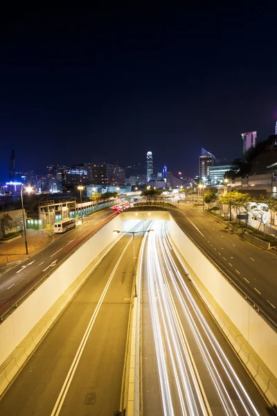 Трафік в центрі Hong Kong вночі — стокове фото