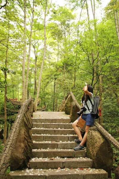 Asiatisk kvinna reser i skogen — Stockfoto
