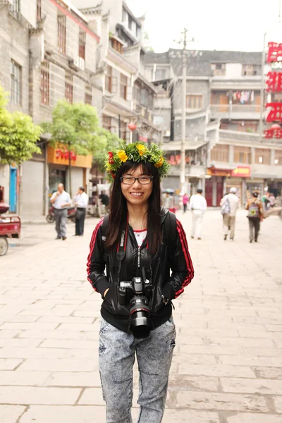 Donna asiatica in viaggio in Cina con la sua macchina fotografica — Foto Stock