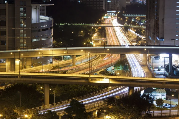 Ciudad moderna con tráfico nocturno en el centro — Foto de Stock